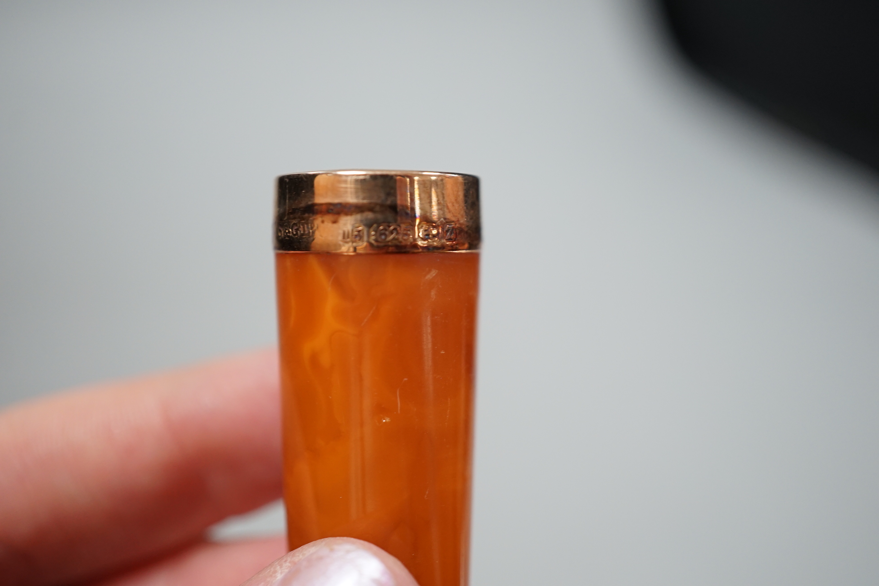 A late Victorian silver cheroot case, Chester, 1899, containing a similar 9ct gold mounted amber cigarette holder, outer case 65mm
